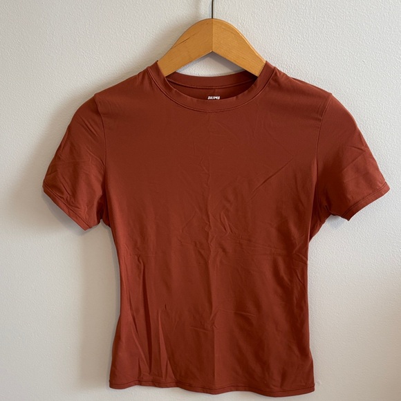 SKIMS Rust Short Sleeve Tee - Picture 1 of 3